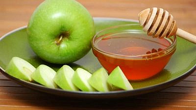 קלפו את התפוח וותרו על גרגירי הרימון (צילום: Shutterstock)